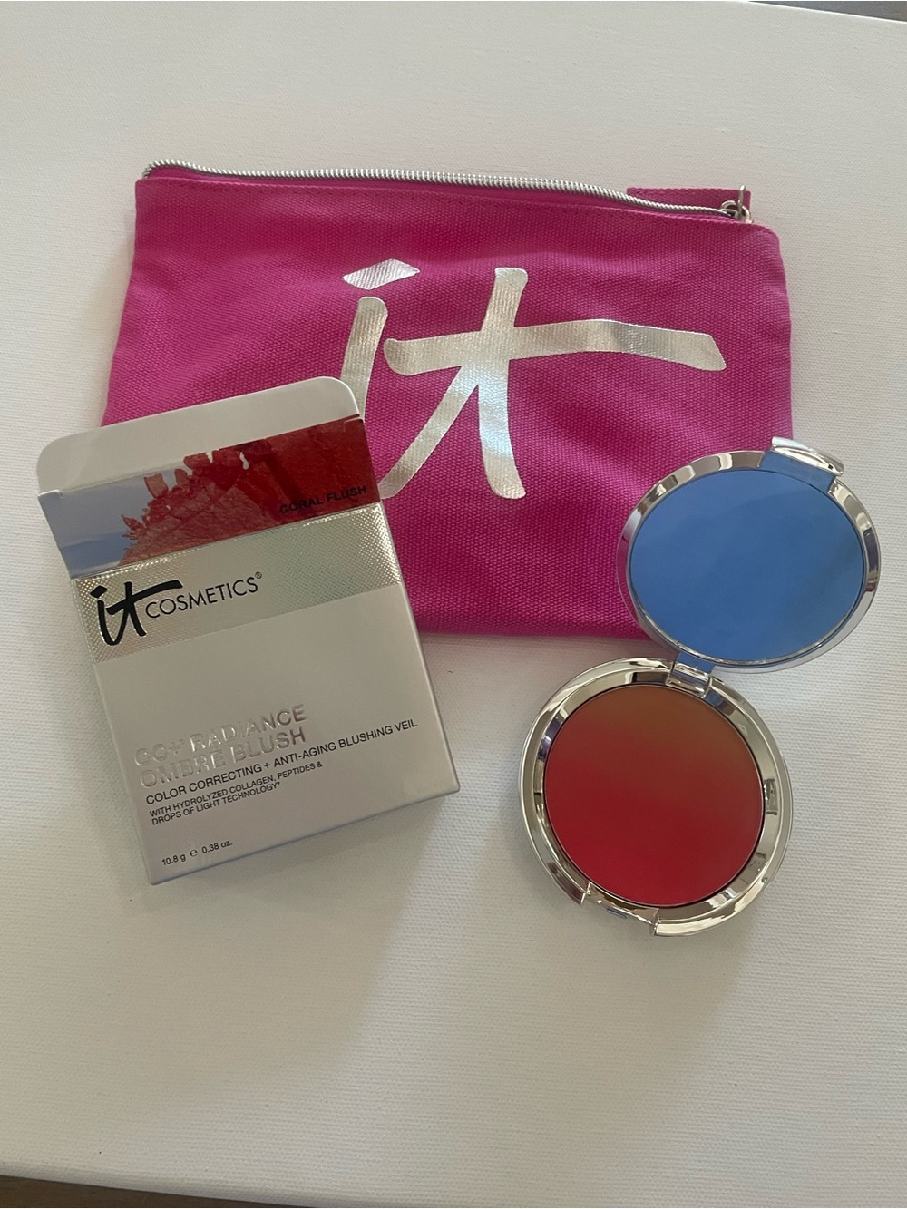 it cosmetics Gradient Color-Correcting Blush with Bright Pink Zip Pouch